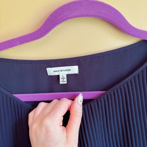 Max Studio Mini Pleat Long-Sleeve Blouse – Navy Flowy, Size Large - Picture 3 of 7